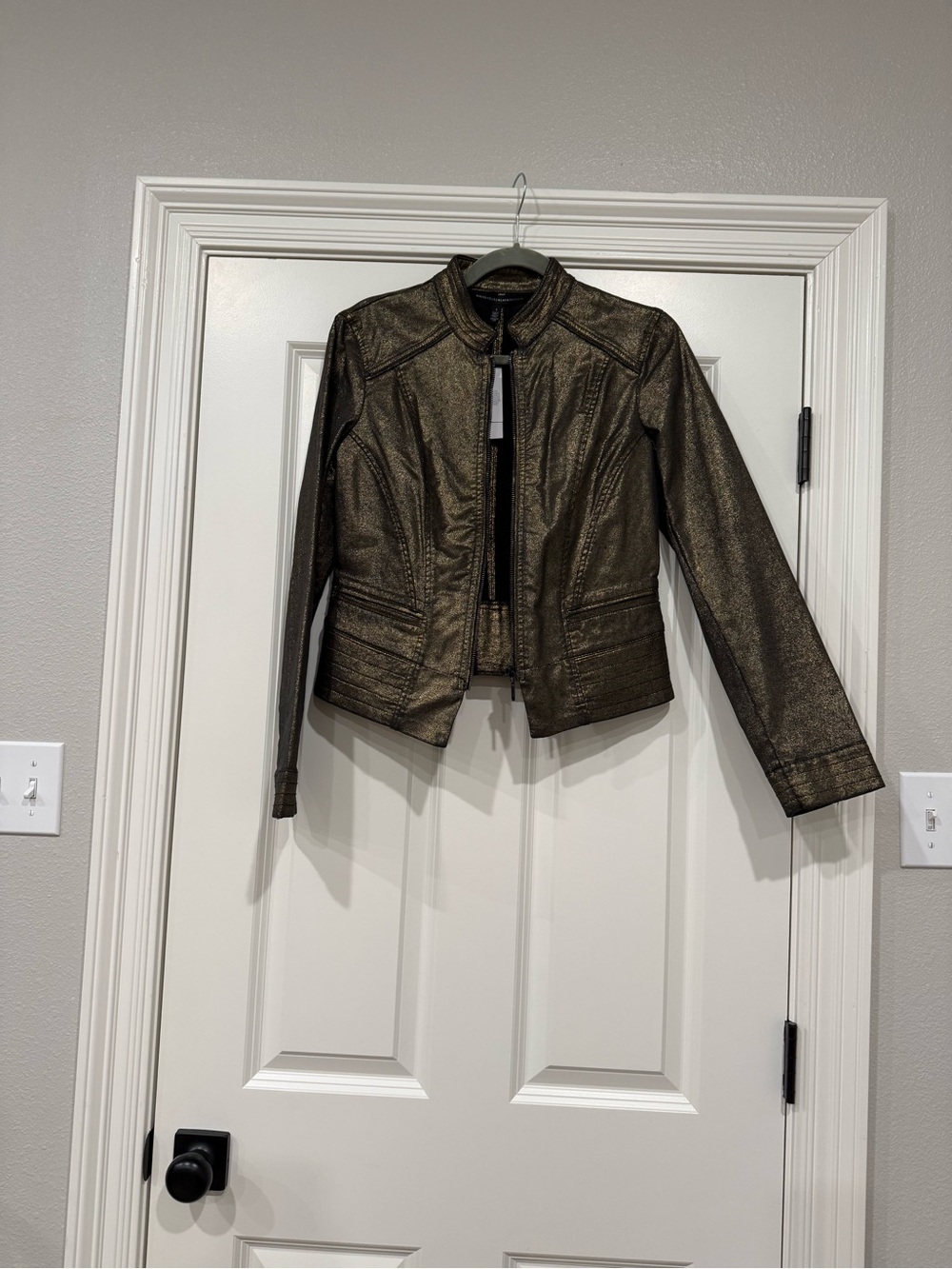 Women’s White House Black Market Coated Foik Band Jacket Size 4